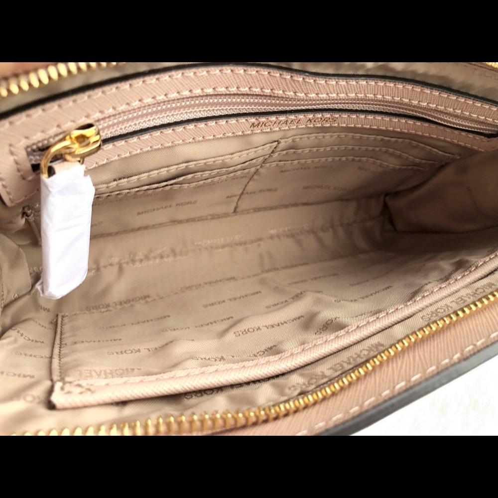 🌟Michael Kors Blush Pink Leather Crossbody Clutch - Picture 2 of 6